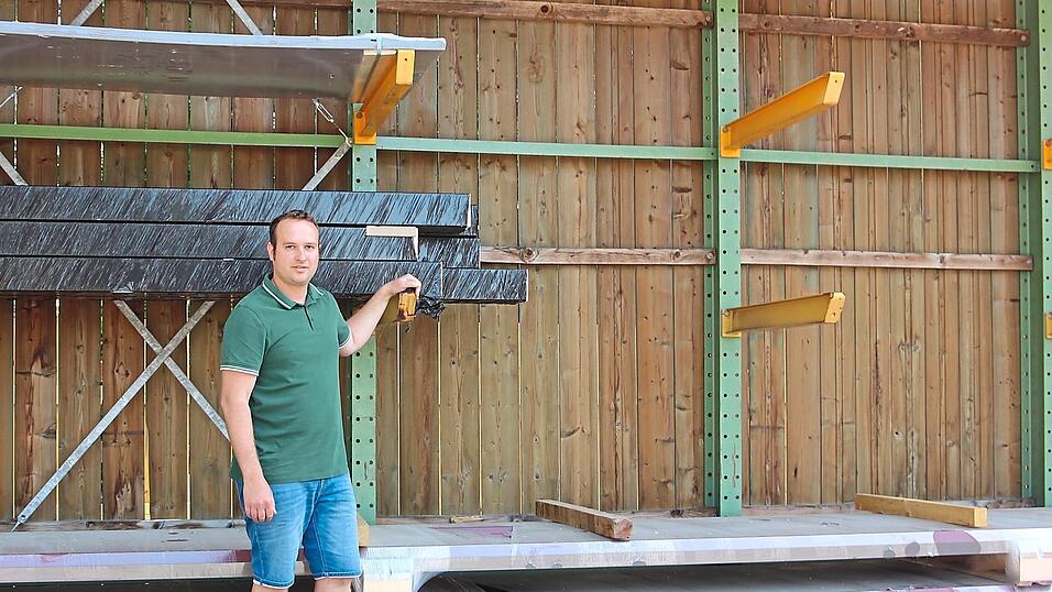 Albert Huber vor den leeren Lagerbeständen auf dem Firmengelände von Holz Huber.