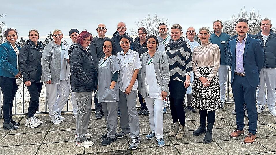 Teamfoto von Asklepios in Schaufling mit den Führungskräften: Zehn Nationalitäten sind in der Klinik aktuell beschäftigt. Und es könnten durchaus mehr werden, ist Geschäftsführer Marcus Harig (vorne, r.) überzeugt. Teamfoto von Asklepios in Schaufling mit den Führungskräften: Zehn Nationalitäten sind in der Klinik aktuell beschäftigt. Und es könnten durchaus mehr werden, ist Geschäftsführer Marcus Harig (vorne, r.) überzeugt.