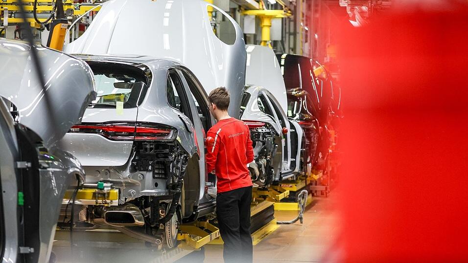 Künftig setzt Porsche wieder weniger auf E-Modell wie den Macan - sondern auf Verbrenner. (Archivbild)