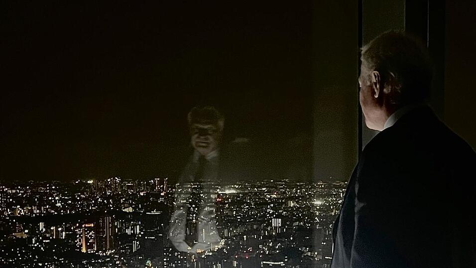 Alois Rainer blickt vom Mori Tower auf Tokio. Für den Bundeslandwirtschaftsminister ist Japan vor allem eines: ein Blick in die Zukunft. Alois Rainer blickt vom Mori Tower auf Tokio. Für den Bundeslandwirtschaftsminister ist Japan vor allem eines: ein Blick in die Zukunft.