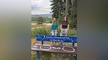 Elisabeth Sirtl und Emma Fischl präsentierten die von ihnen gestaltete Bank „Himmelsgeflüster“. Elisabeth Sirtl und Emma Fischl präsentierten die von ihnen gestaltete Bank „Himmelsgeflüster“.