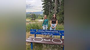 Elisabeth Sirtl und Emma Fischl präsentierten die von ihnen gestaltete Bank „Himmelsgeflüster“. Elisabeth Sirtl und Emma Fischl präsentierten die von ihnen gestaltete Bank „Himmelsgeflüster“.