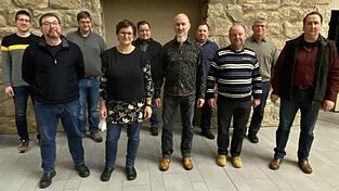 Das neue Team des Vereins Freunde der Maristen und Gerhardinger mit 2. Vorsitzenden Markus Z&auml;nglein, 2. Schatzmeister Christian Lesinski, Schriftf&uuml;hrerin Johanna Aschenbrenner (Zweite bis Vierte von links) und 1. Schatzmeister Christian R&ouml;hrl (rechts).