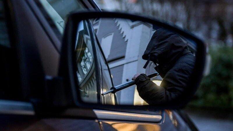 Die Zahl der gestohlenen Autos sinkt. Besonders in Süddeutschland werden wenige Fahrzeuge geklaut. (Symbolbild) Die Zahl der gestohlenen Autos sinkt. Besonders in Süddeutschland werden wenige Fahrzeuge geklaut. (Symbolbild)