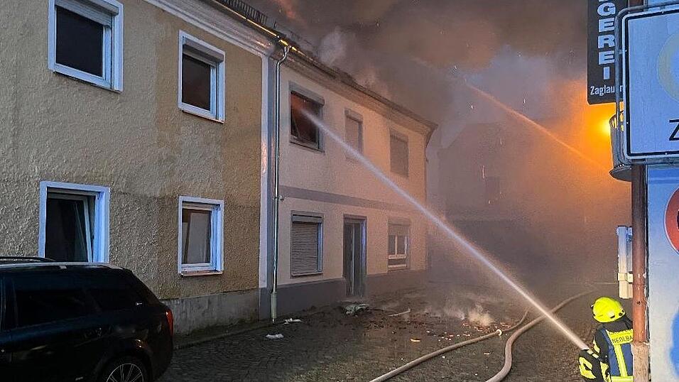 Seit dem Morgen bekämpfen Einsatzkräfte die Flammen in Hofkirchen. 