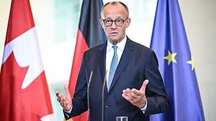 Der Kanzler sieht das Veto seines Außenministers gegen das Wehrdienstgesetz als «ein ganz übliches, normales Regierungshandeln».