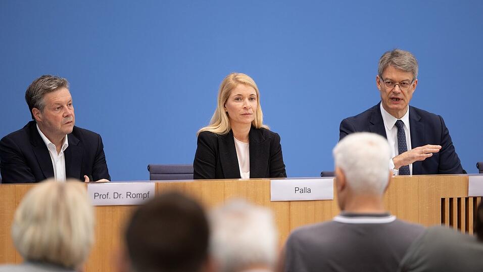 Sie wollten Zuversicht verbreiten, doch der Neustart ist erst einmal ausgebremst worden. Die Eisenbahn- und Verkehrsgewerkschaft wehrt sich gegen die Berufung von Dirk Rompf (l) als Infrastruktur-Chef. Sie wollten Zuversicht verbreiten, doch der Neustart ist erst einmal ausgebremst worden. Die Eisenbahn- und Verkehrsgewerkschaft wehrt sich gegen die Berufung von Dirk Rompf (l) als Infrastruktur-Chef.