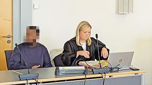 Der wohl schuldunf&auml;hige Mandant von Veronika Hagn macht im BKH gute Fortschritte und k&ouml;nnte auch ambulant behandelt werden, sagt sein Therapeut vor Gericht aus.