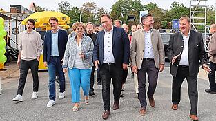 Sie machen sich auf, das Gelände zu erkunden: Jim-Patrick Müller, Julian Preidl, Alexandra Riedl, Martin Stoiber, Gerhard Hopp, Walter Dendorfer (von links) an der Spitze. Sie machen sich auf, das Gelände zu erkunden: Jim-Patrick Müller, Julian Preidl, Alexandra Riedl, Martin Stoiber, Gerhard Hopp, Walter Dendorfer (von links) an der Spitze.