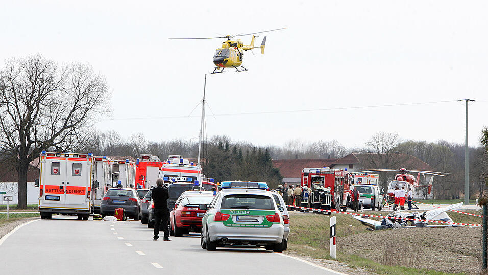 Bei einem Flugzeugabsturz in Ellerm&uuml;hle bei Landshut wurden vier Personen schwer verletzt. (Foto: Christine Vincon)