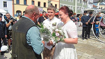 Nach der Trauung bildeten die Vereine ein Ehrenspalier und gratulierten dem Paar zur Hochzeit.