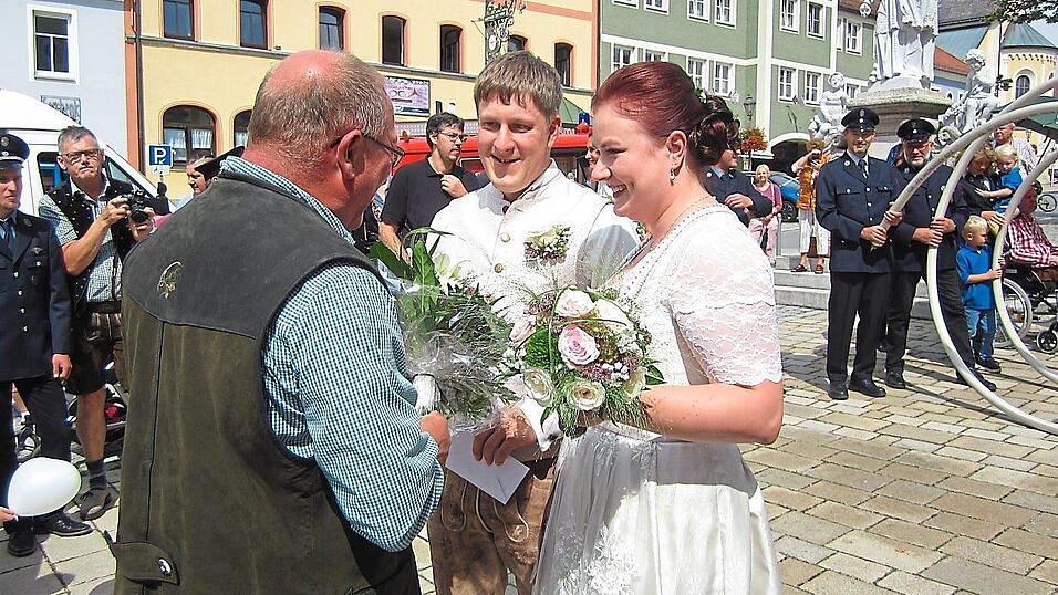 Nach der Trauung bildeten die Vereine ein Ehrenspalier und gratulierten dem Paar zur Hochzeit.
