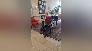 Günther Schneider spielt leidenschaftlich gerne Akkordeon. Dafür nimmt er auch Schmerzen in Kauf, die er trotz Morphiums spürt.