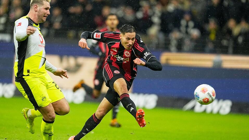 Frankfurts Younes Ebnoutalib schoss in seinem ersten Bundesliga-Spiel seinen ersten Treffer.