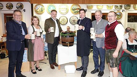 Johann Thiel, B&uuml;rgermeister Barbing, Elisabeth Kerscher, B&uuml;rgermeisterin Wiesent, Bundestagabgeordneter Peter Aumer, Landtagsabgeordneter Patrick Grossmann, CSU-Vorsitzender Hermann Leiderer und Schankwirt Vitus Kaiser (von links) beim Fassanstich.