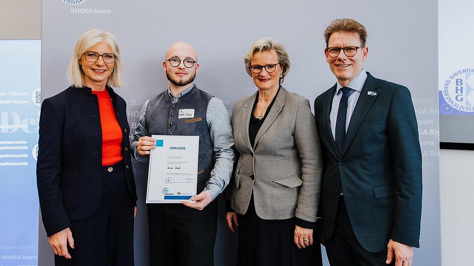 Arbeitsministerin Ulrike Scharf (l.) zeichnete Jonas Steidl im Beisein von Angela Inselkammer (Pr&auml;sidentin DEHOGA Bayern) und Oliver Baumbach (IHK N&uuml;rnberg und Mittelfranken) als Ausbildungsbotschafter aus.