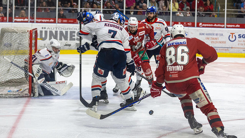 Die Eisb&auml;ren Regensburg (rote Trikots) haben am Sonntag zur&uuml;ckgebissen und die DEL2-Finalserie gegen die Kassel Huskies auf 1:1 ausgeglichen.