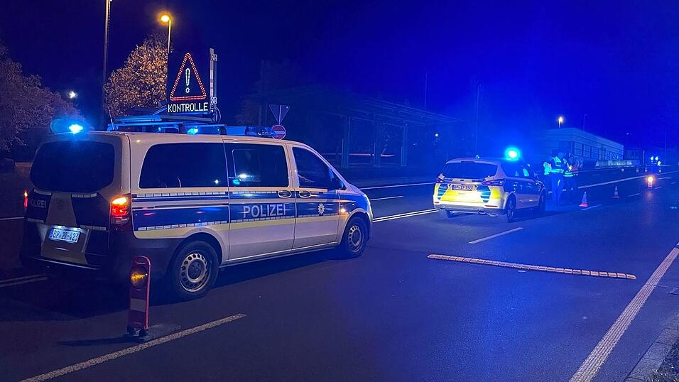 In Schirnding an der Grenze zu Tschechien gibt es seit Oktober 2023 station&auml;re Kontrollen. (Archivbild)