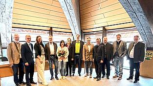 Der Landrat und seine Stellvertreter und Fraktionsf&uuml;hrer verabschieden den langj&auml;hrigen K&auml;mmerer: (v. l.) Stellvertretender Landrat Roman Fischer, Landrat Bernd Sibler, Stefanie Schuster (Nachfolgerin in der K&auml;mmerei), der Mann der Zahlen, Werner Neupert mit seiner Ehefrau, Katrin Ebner-Steiner (AfD), Christian Heilmann-Tr&ouml;ster (Gr&uuml;ne), Dr. Josef Einhellig (Freie W&auml;hler), Bartholom&auml;us Kalb (CSU), stellvertretender Landrat Josef F&auml;rber, Bernhard Feuerecker (SPD) und stellvertretender Landrat Eugen Gegenfurtner.