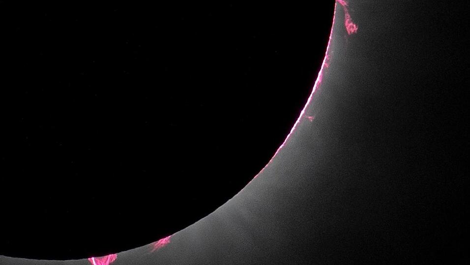 Bei einer Sonnenfinsternis sind die sogenannten Sonnenprotuberanzen gut zu erkennen. Das sind riesige Gasmassen, die von der Sonnenoberfläche weit in die äußere Atmosphäre (die Korona) aufsteigen. Bei einer Sonnenfinsternis sind die sogenannten Sonnenprotuberanzen gut zu erkennen. Das sind riesige Gasmassen, die von der Sonnenoberfläche weit in die äußere Atmosphäre (die Korona) aufsteigen.