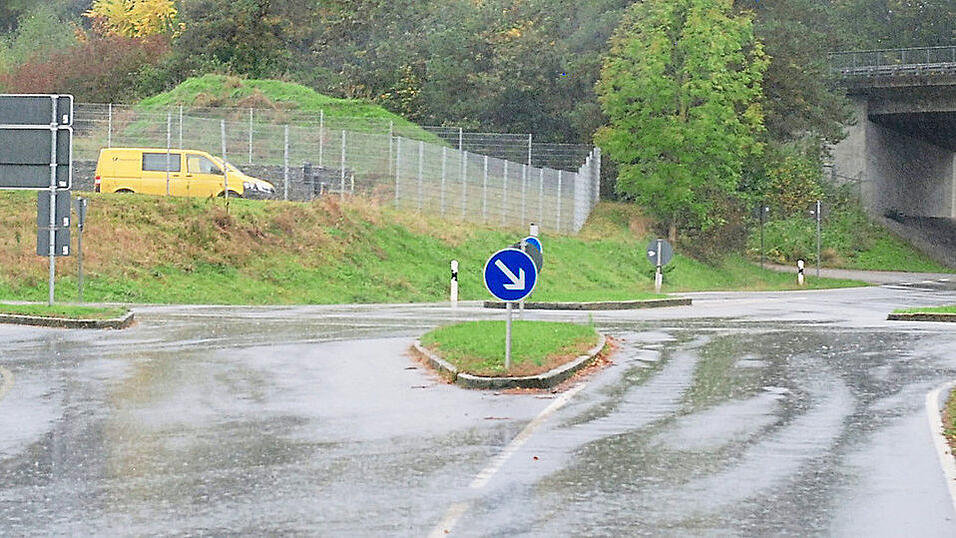An dieser Kreuzung bei Rattiszell wird demnächst ein Kreisverkehr gebaut. An dieser Kreuzung bei Rattiszell wird demnächst ein Kreisverkehr gebaut.