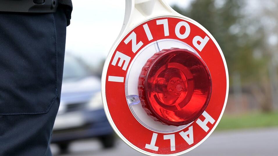 Der Alkoholwert bei der Frau lag nach Polizeiangaben im Bereich der absoluten Fahruntüchtigkeit. (Symbolbild) Der Alkoholwert bei der Frau lag nach Polizeiangaben im Bereich der absoluten Fahruntüchtigkeit. (Symbolbild)