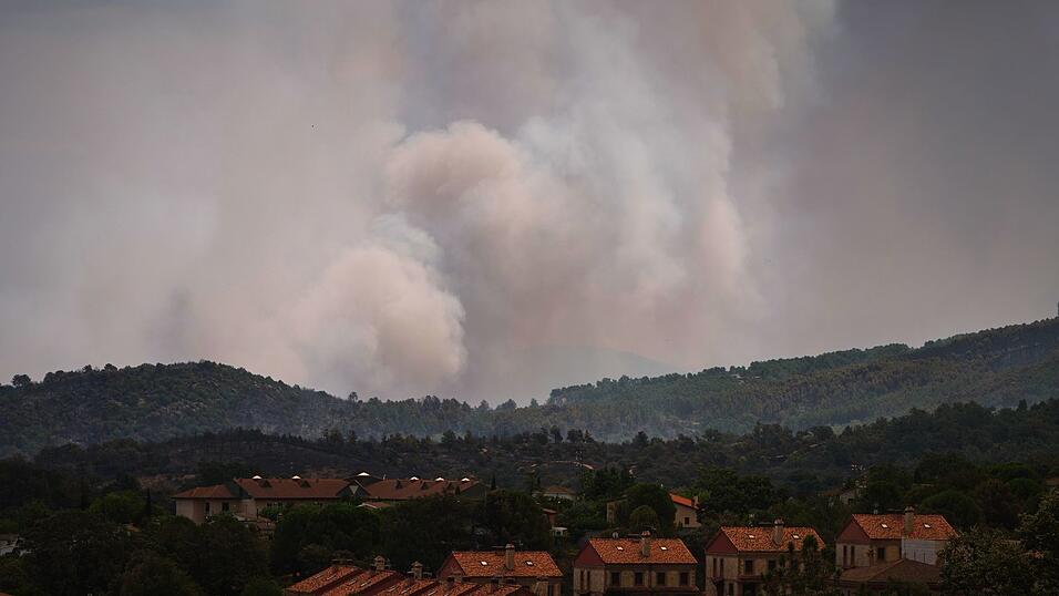 Rauch steigt über dem Waldbrand in der Nähe von El Tiemblo in der Provinz Madrid auf. Rauch steigt über dem Waldbrand in der Nähe von El Tiemblo in der Provinz Madrid auf.