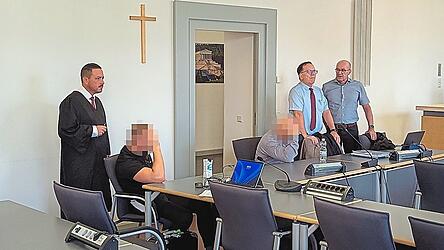 Die zwei Angeklagten (sitzend) bekamen entsprechend ihrem Verhalten unterschiedlich lange Haftstrafen.