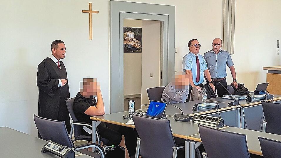 Die zwei Angeklagten (sitzend) bekamen entsprechend ihrem Verhalten unterschiedlich lange Haftstrafen. Die zwei Angeklagten (sitzend) bekamen entsprechend ihrem Verhalten unterschiedlich lange Haftstrafen.