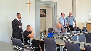 Die zwei Angeklagten (sitzend) bekamen entsprechend ihrem Verhalten unterschiedlich lange Haftstrafen.