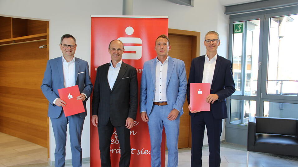 Beim Immobiliengespr&auml;ch in Deggendorf (v. l.) Stefan Swihota, Vorstandsvorsitzender der Sparkasse Deggendorf, Erwin Bumberger, stellvertretender Vorstandsvorsitzender der LBS S&uuml;d, Andreas Veit, Leiter Immobilienberatung bei der Sparkasse Deggendorf und Mario Fuchs, Vorstandsmitglied der Sparkasse Deggendorf.
