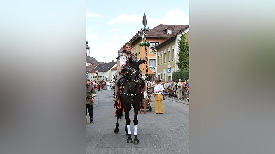 Die schönsten Augenblicke des historischen Drachenstich-Festzuges 2016. Die schönsten Augenblicke des historischen Drachenstich-Festzuges 2016.