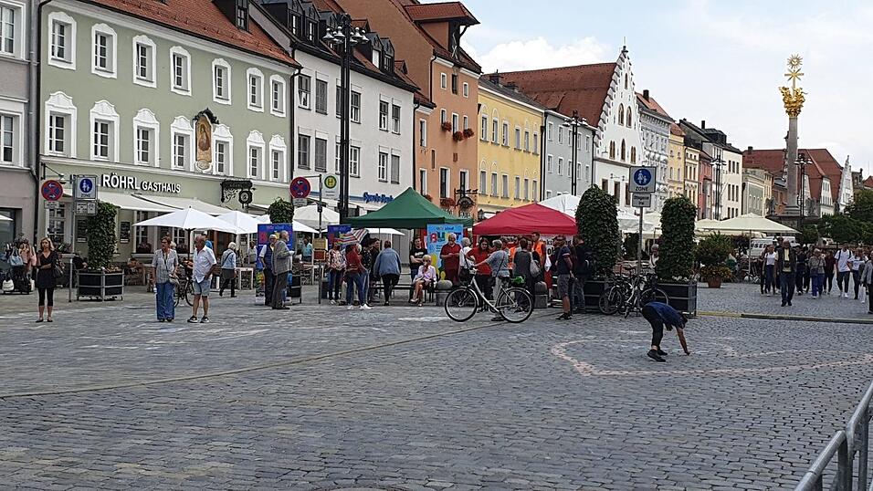 Die 'B&uuml;rgerbewegung Pax Europa' h&auml;lt am Freitag in Straubing eine Kundgebung ab - begleitet von Gegenprotesten des B&uuml;ndnisses 'Wir sind bunt'.