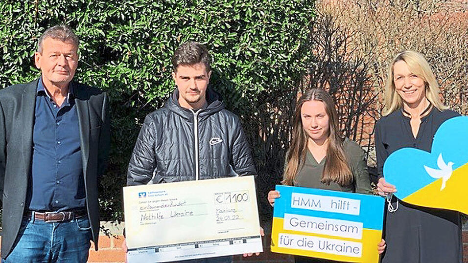 Schulleiter Thomas K&ouml;ppl (links) freute sich mit Sch&uuml;lersprecher Endrit Mehmeti (9b) und Lea Raith (M10) sowie Verbindungslehrerin Martina Schlaffer (v.l.).