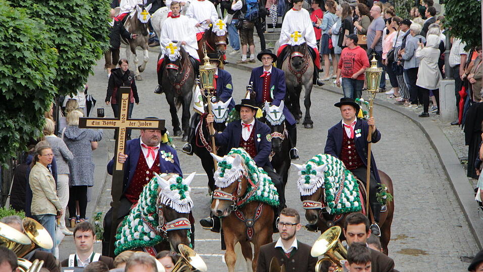 Bis zu 800 Reiter ziehen dabei auf geschmückten Pferden in Tracht hinaus durchs Zellertal nach Steinbühl. Bis zu 800 Reiter ziehen dabei auf geschmückten Pferden in Tracht hinaus durchs Zellertal nach Steinbühl.
