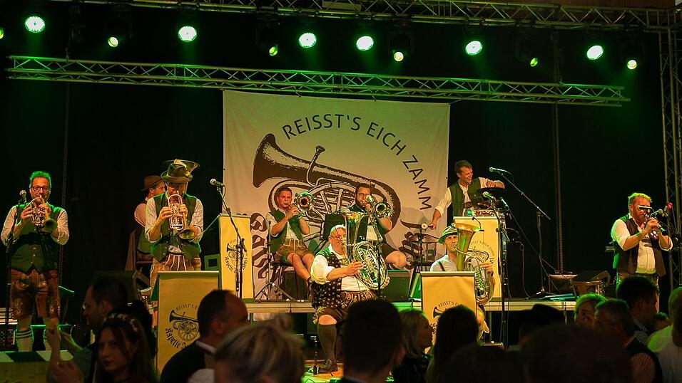 Am Dienstag spielte der Menzl im Festzelt Weckmann auf. Diese Blasmusikfreunde waren mit dabei.