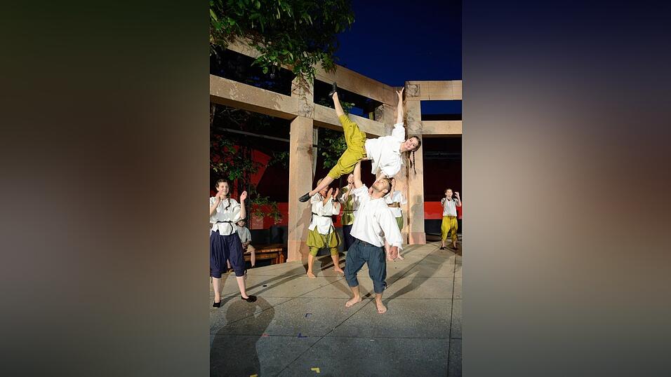 In der Pause hatte die Showtanzgruppe 'Flip Flops' Zeit, ihr ganzes Können zu präsentieren. (Fotos: Ulli Scharrer) In der Pause hatte die Showtanzgruppe 'Flip Flops' Zeit, ihr ganzes Können zu präsentieren. (Fotos: Ulli Scharrer)