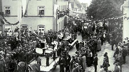 Tausende Zuschauer verfolgten die drei historischen Festz&uuml;ge mit den pr&auml;chtigen Motivw&auml;gen durch den Markt - hier die Klosterstiftung durch den Grafen Adalbert.
