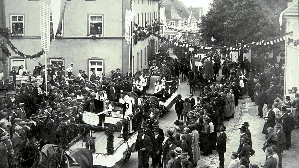Tausende Zuschauer verfolgten die drei historischen Festz&uuml;ge mit den pr&auml;chtigen Motivw&auml;gen durch den Markt - hier die Klosterstiftung durch den Grafen Adalbert.