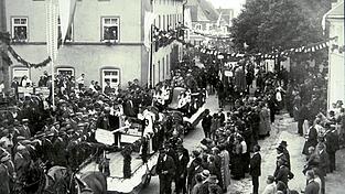 Tausende Zuschauer verfolgten die drei historischen Festz&uuml;ge mit den pr&auml;chtigen Motivw&auml;gen durch den Markt - hier die Klosterstiftung durch den Grafen Adalbert.