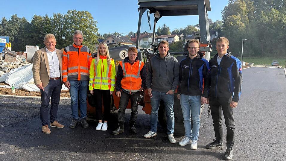 Bürgermeister Josef Beham (v.l.) , Bauhofleiter Hubert Nachreiner, Stellvertretende Bauamtsleiterin Pia Sattler, Polier der Fa. Schaupp, Bauleiter Christoph Geiss von der Fa. Schaupp, Thomas Ebner und Maximilian Able von der OBW Ingenieurgesellschaft Bürgermeister Josef Beham (v.l.) , Bauhofleiter Hubert Nachreiner, Stellvertretende Bauamtsleiterin Pia Sattler, Polier der Fa. Schaupp, Bauleiter Christoph Geiss von der Fa. Schaupp, Thomas Ebner und Maximilian Able von der OBW Ingenieurgesellschaft