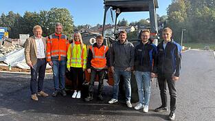 Bürgermeister Josef Beham (v.l.) , Bauhofleiter Hubert Nachreiner, Stellvertretende Bauamtsleiterin Pia Sattler, Polier der Fa. Schaupp, Bauleiter Christoph Geiss von der Fa. Schaupp, Thomas Ebner und Maximilian Able von der OBW Ingenieurgesellschaft Bürgermeister Josef Beham (v.l.) , Bauhofleiter Hubert Nachreiner, Stellvertretende Bauamtsleiterin Pia Sattler, Polier der Fa. Schaupp, Bauleiter Christoph Geiss von der Fa. Schaupp, Thomas Ebner und Maximilian Able von der OBW Ingenieurgesellschaft