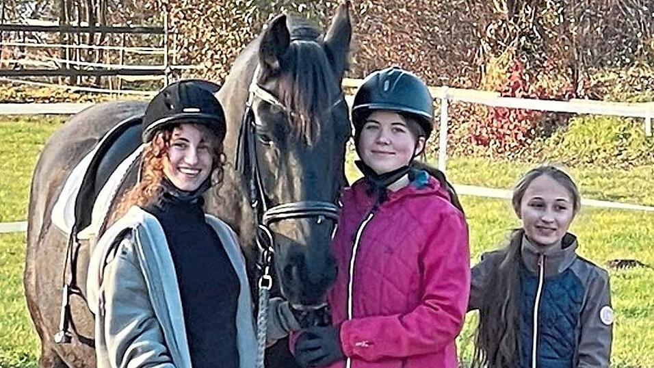 Tierisch gute Freundschaft mit dem Vierbeiner: Emma Müller, Emilia Senk und Sarah Gegenfurtner. Tierisch gute Freundschaft mit dem Vierbeiner: Emma Müller, Emilia Senk und Sarah Gegenfurtner.