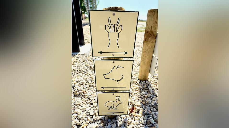 Rehbock, Wildschwein und Hase: die Hinweisschilder f&uuml;r die Wege.