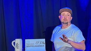 Ab 17.30 Uhr einen Tisch am Gäubodenvolksfest freizuhalten, will gelernt sein. Fonse Doppelhammer erzählte aus seiner Zeit als Bedienung.