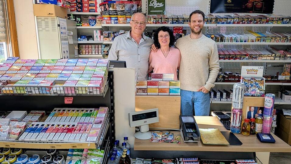 Christian Mayer (rechts) mit seinen Eltern Rudolf und Rosemarie Mayer. Seine Mutter ist die Gesch&auml;ftsf&uuml;hrerin, er wird die Tankstelle einmal &uuml;bernehmen. Seine Gro&szlig;eltern Annemarie und Josef Senftl haben die Tankstelle vor rund sechzig Jahren gegr&uuml;ndet.