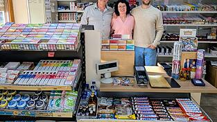 Christian Mayer (rechts) mit seinen Eltern Rudolf und Rosemarie Mayer. Seine Mutter ist die Gesch&auml;ftsf&uuml;hrerin, er wird die Tankstelle einmal &uuml;bernehmen. Seine Gro&szlig;eltern Annemarie und Josef Senftl haben die Tankstelle vor rund sechzig Jahren gegr&uuml;ndet.
