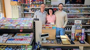Christian Mayer (rechts) mit seinen Eltern Rudolf und Rosemarie Mayer. Seine Mutter ist die Gesch&auml;ftsf&uuml;hrerin, er wird die Tankstelle einmal &uuml;bernehmen. Seine Gro&szlig;eltern Annemarie und Josef Senftl haben die Tankstelle vor rund sechzig Jahren gegr&uuml;ndet.