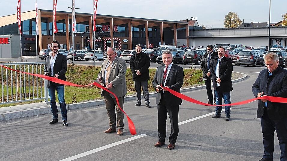 Landrat Peter Dreier, Bürgermeister Ludwig Robold (2.v.l.) und die Investoren Gerhard Stierstorfer (l.) und Udo Kiermeier (r.) durchschnitten zur Eröffnunug das Band an der Einfahrt des Fachmarktzentrums. Landrat Peter Dreier, Bürgermeister Ludwig Robold (2.v.l.) und die Investoren Gerhard Stierstorfer (l.) und Udo Kiermeier (r.) durchschnitten zur Eröffnunug das Band an der Einfahrt des Fachmarktzentrums.