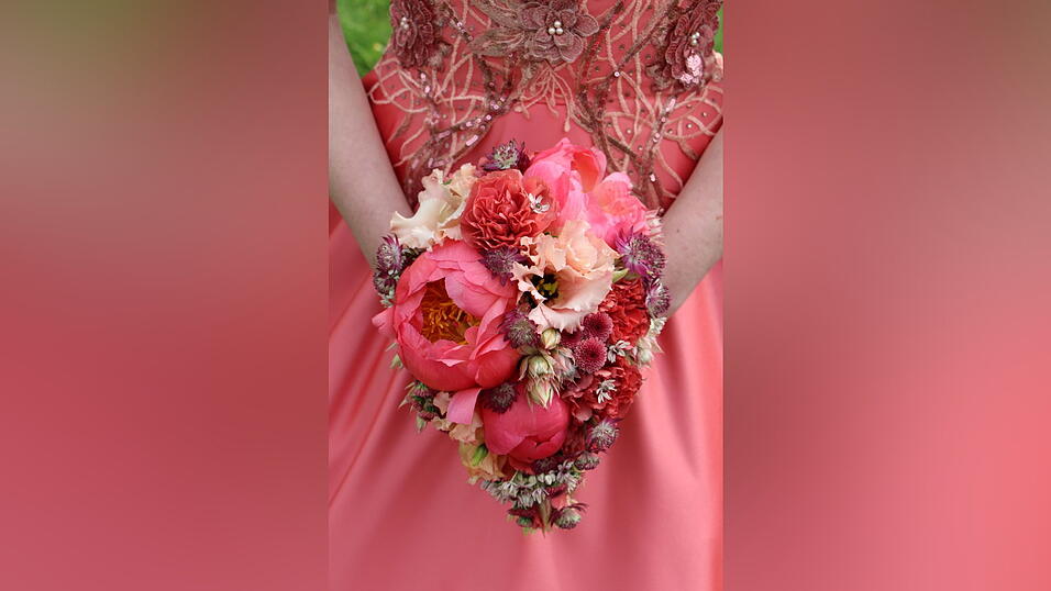 Auch f&uuml;r den Dienstag hat sich Anna Maria Pielmeier Pfingstrosen f&uuml;r den Strau&szlig; ausgesucht.&nbsp;